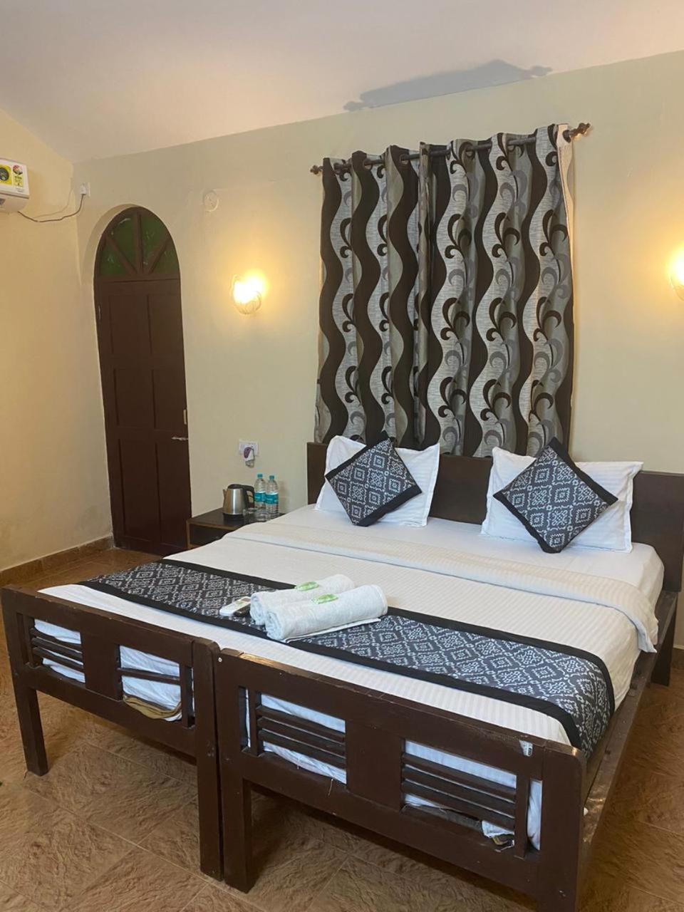 Baga Beach Palms Bagian luar foto